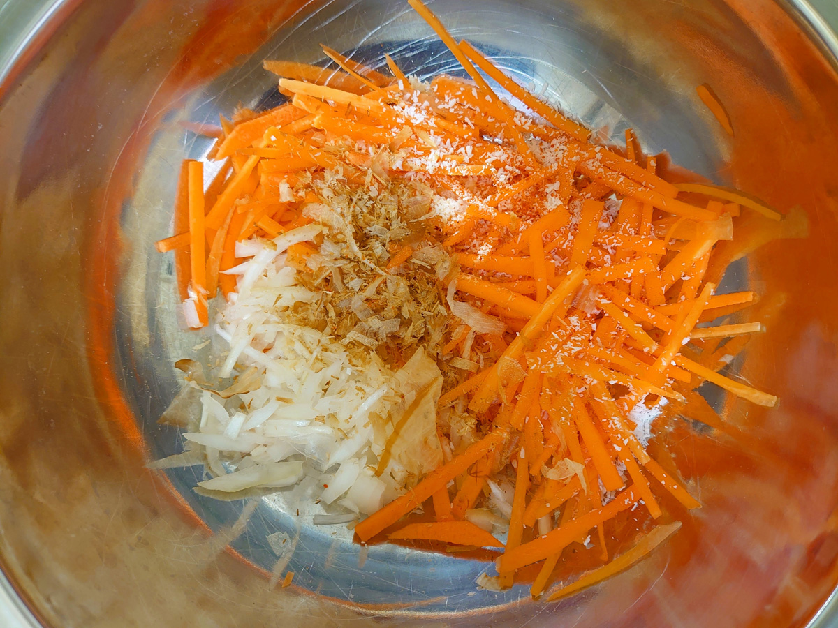 ニンジンのサンボル作り方1。ボウルに全ての材料を入れる