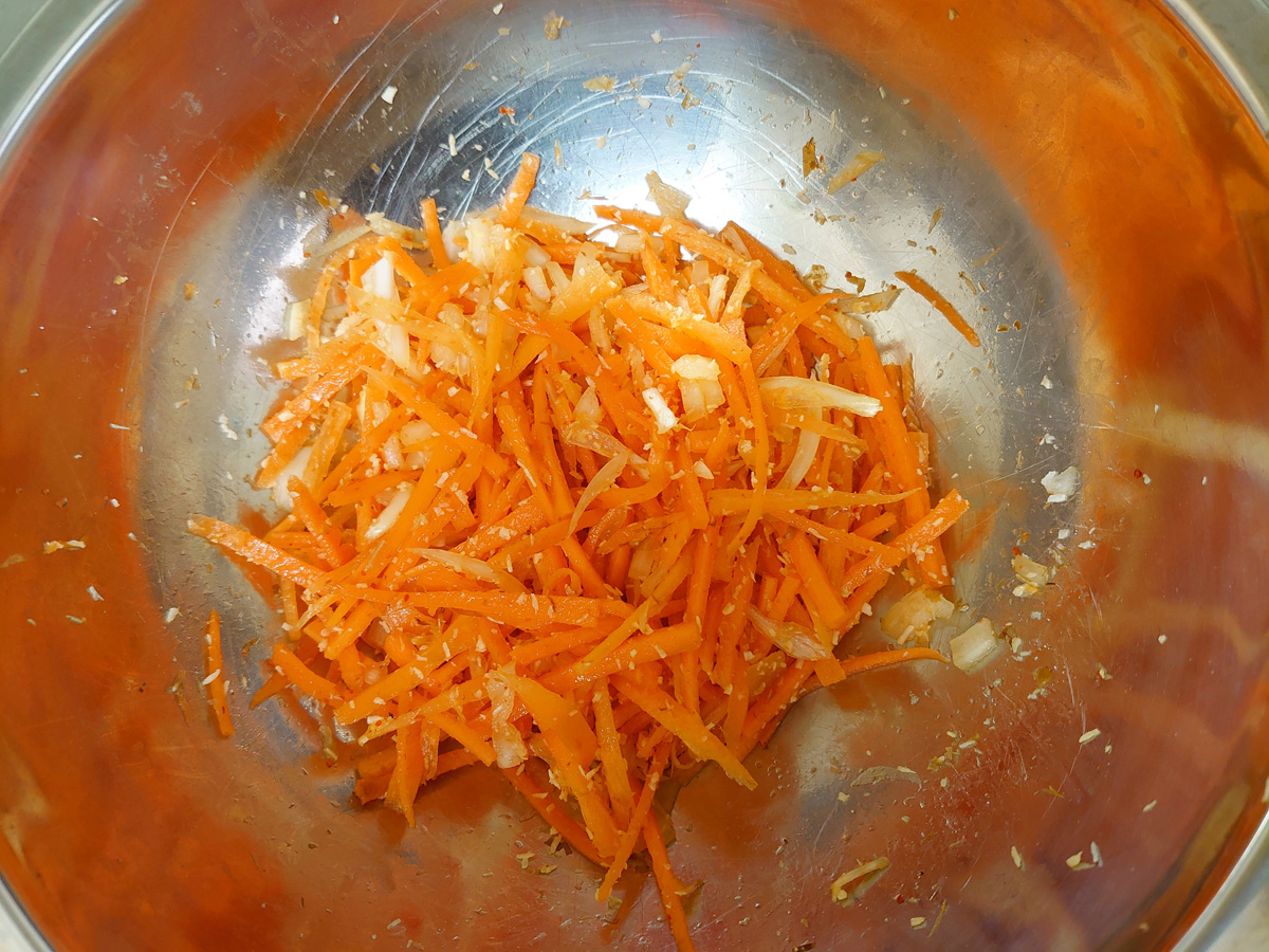 ニンジンのサンボル作り方2。材料をよく混ぜ合わせれば完成