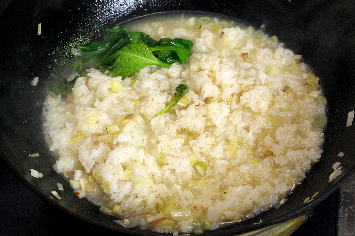 ごはんを香味野菜と炒めたらハタ汁をじゃっと加えて完成