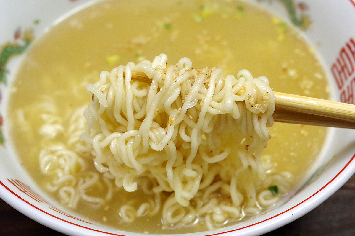 魚の旨味が溶け出たスープを麺がしっかりと吸ってくれています