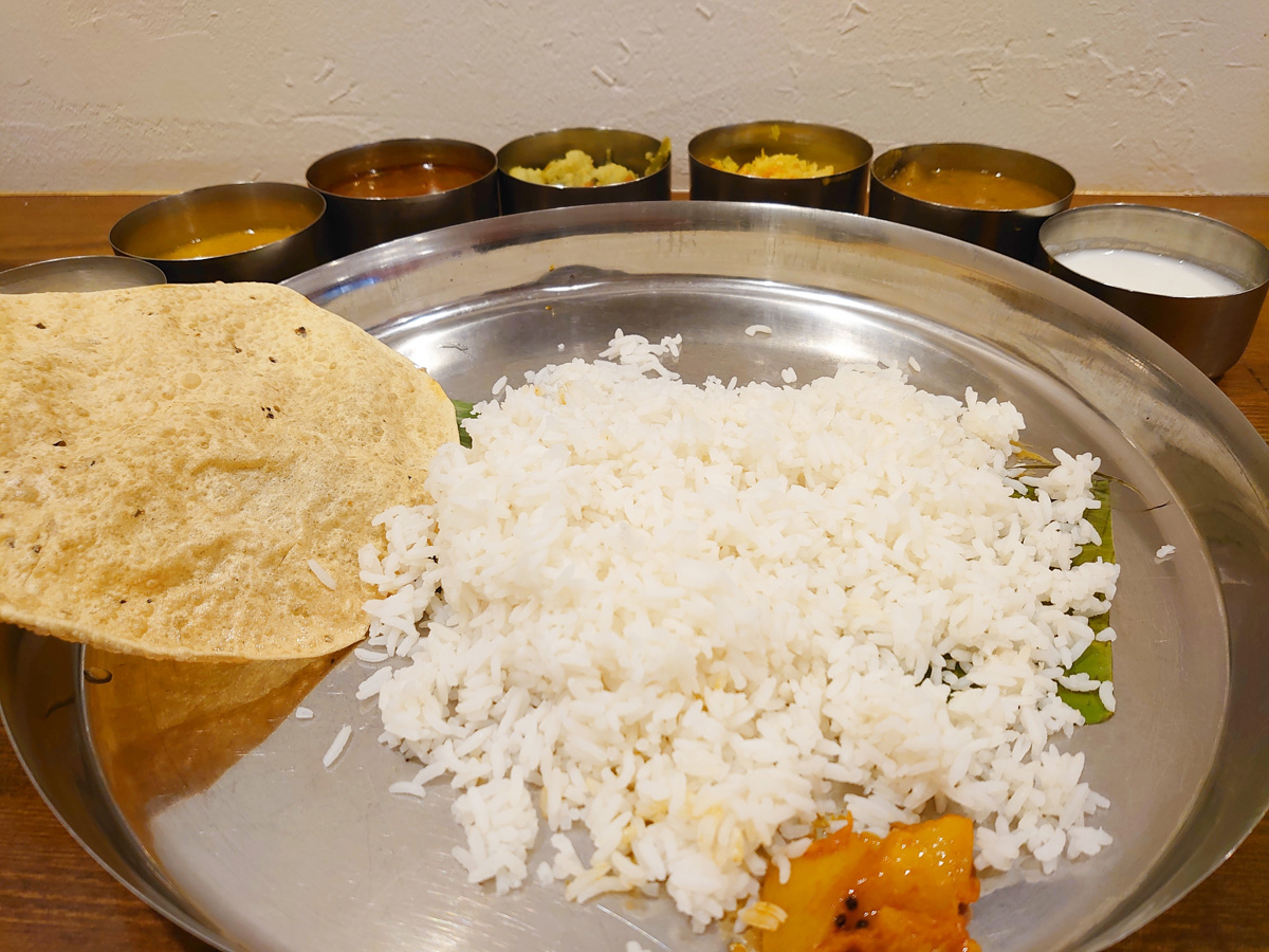 ミールスの食べ方。カップ（カトリ）をプレート（ターリー皿）から外すと食べやすい