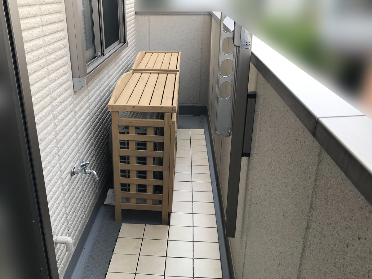 タイルを敷いて室外機カバーをかけたところ