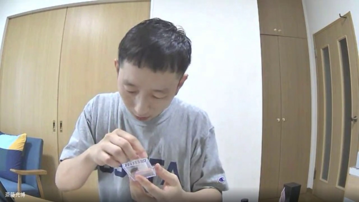 チークを混ぜている様子