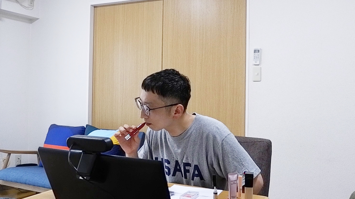 慣れない手つきで口紅を塗ってみる筆者