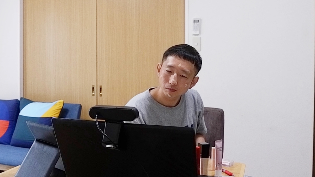 下地をおでこ、両頬、鼻、あごにのせる