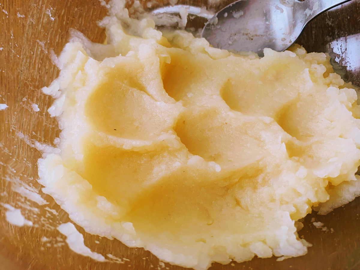 だしポテサラの作り方。だしを加えながらクリーミーになるまで芋をつぶす