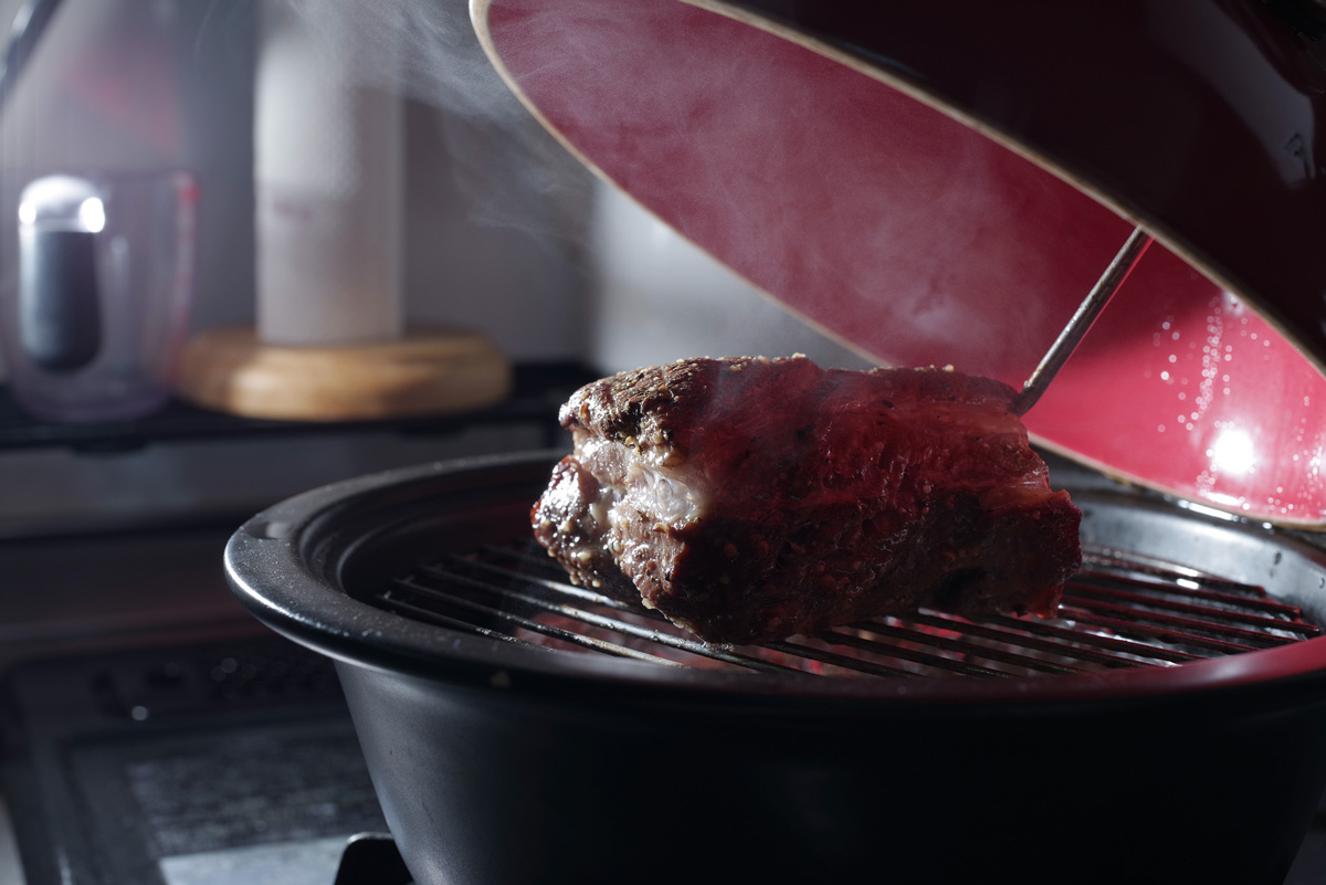 豚ロースを熱燻している様子