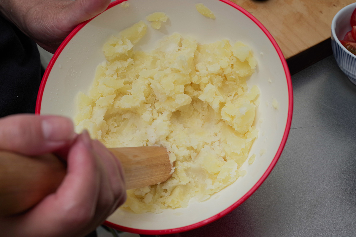 ふかしたじゃがいもをつぶしていきます。ゴロゴロ感が残るくらいの加減で！