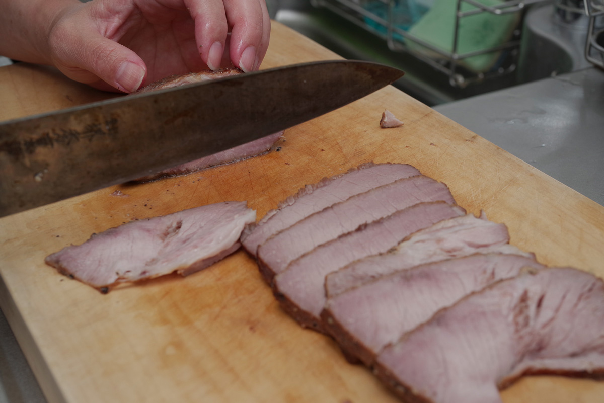 スモークした豚ロースをスライス。この時点で食べたくなりますが、そこは我慢……