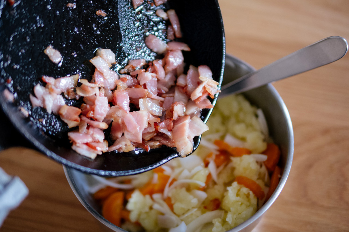 炒めたベーコンを入れます