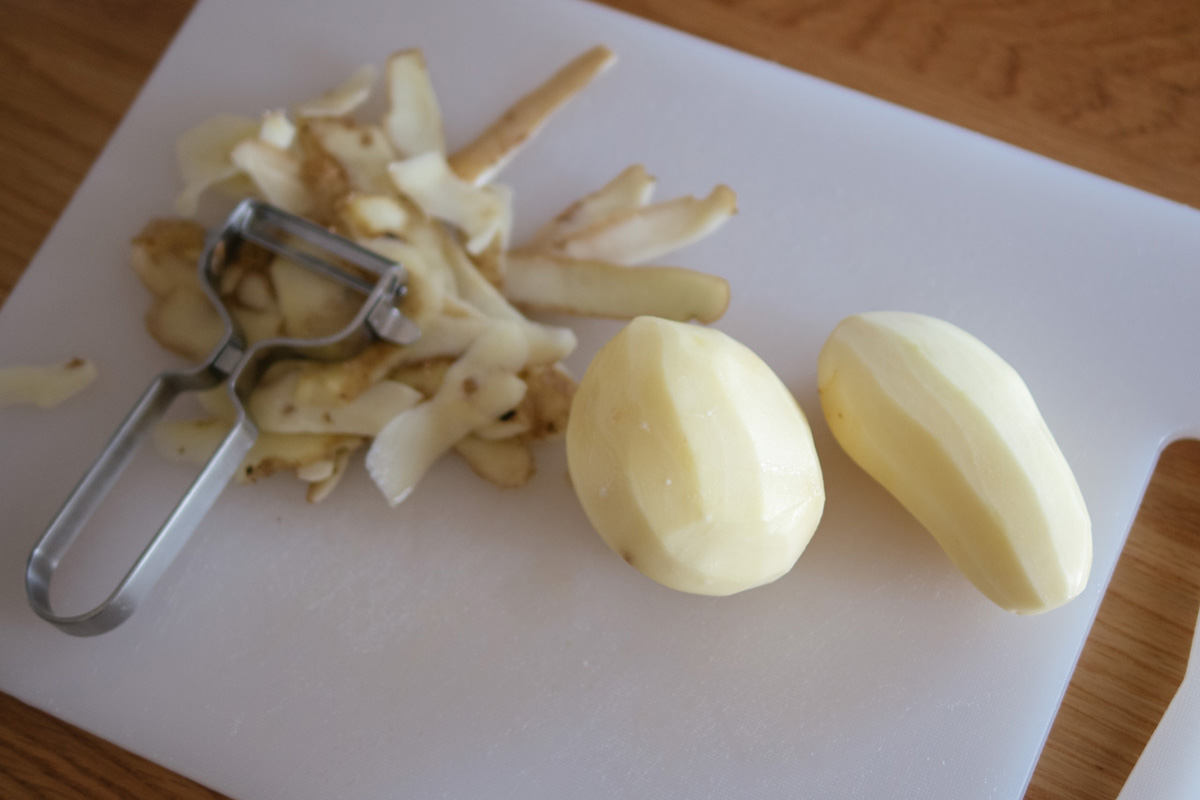 今回はメークインと凹凸の少ない男爵系（？）を各1個使用