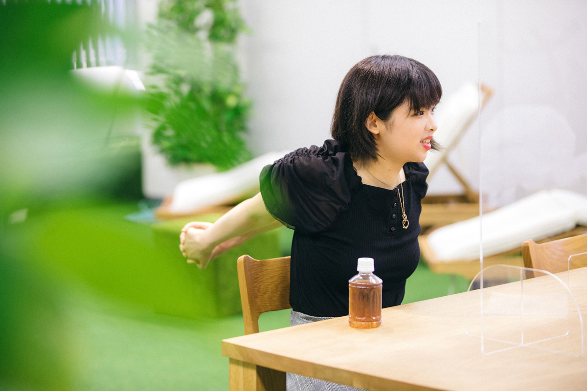 手を後ろに組んでのばすストレッチ