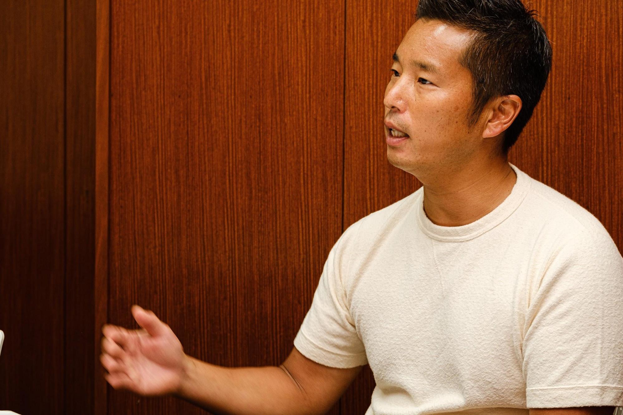 池田純さん身振りとともにお話しているカット