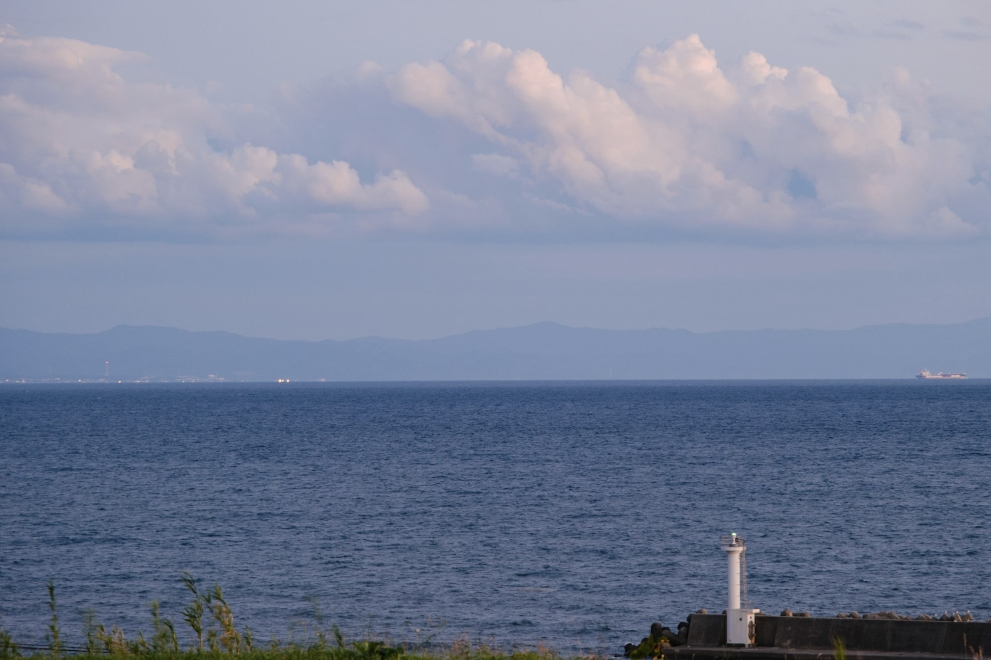 f:id:blog-media:20201012175258j:plain 志苔館跡から見た海岸線