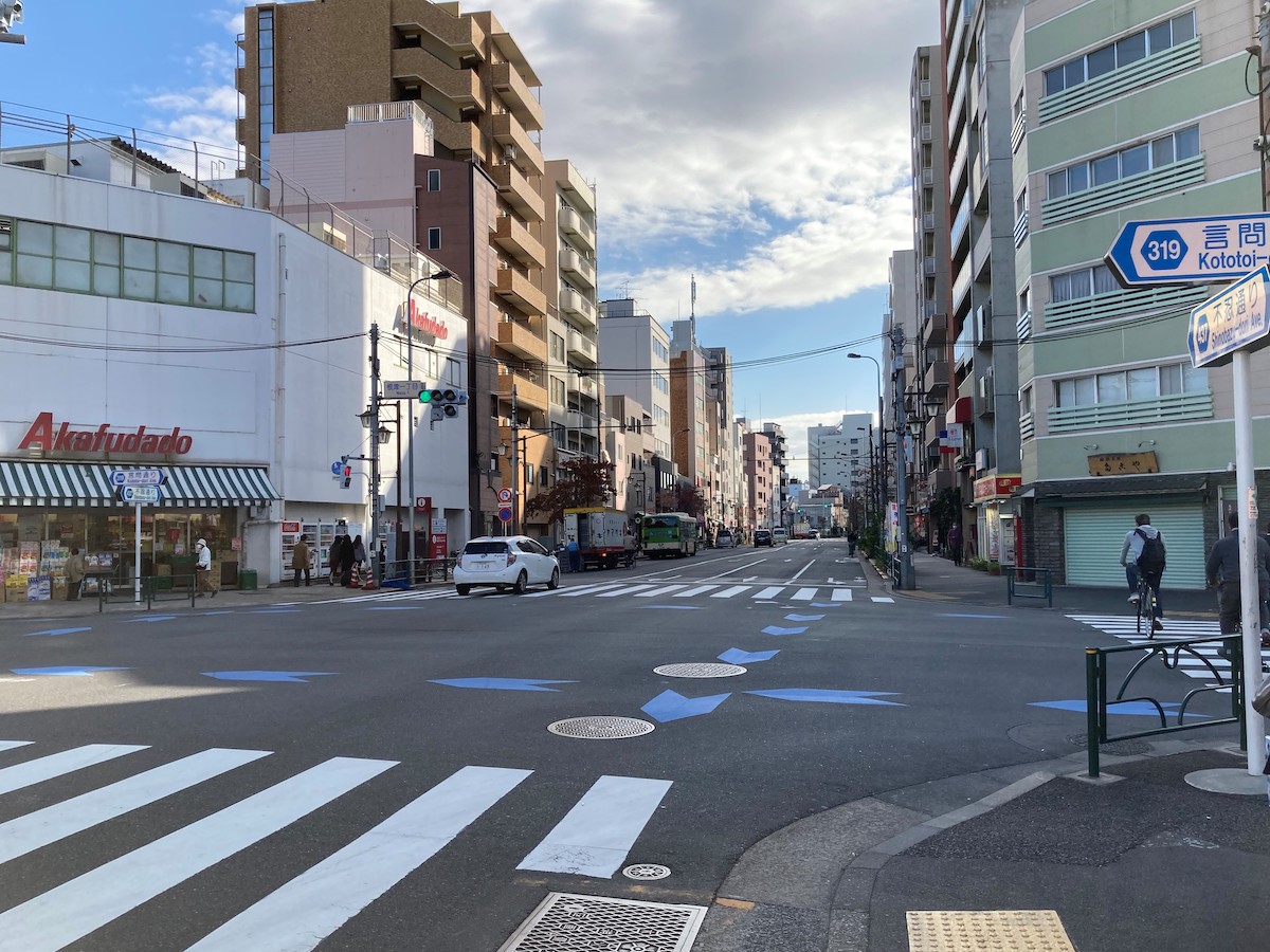 根津駅出口からの風景写真