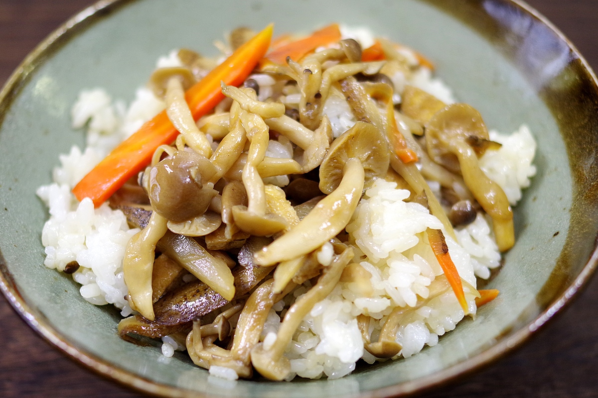 甘辛く炒めたブナシメジをご飯に混ぜ込む