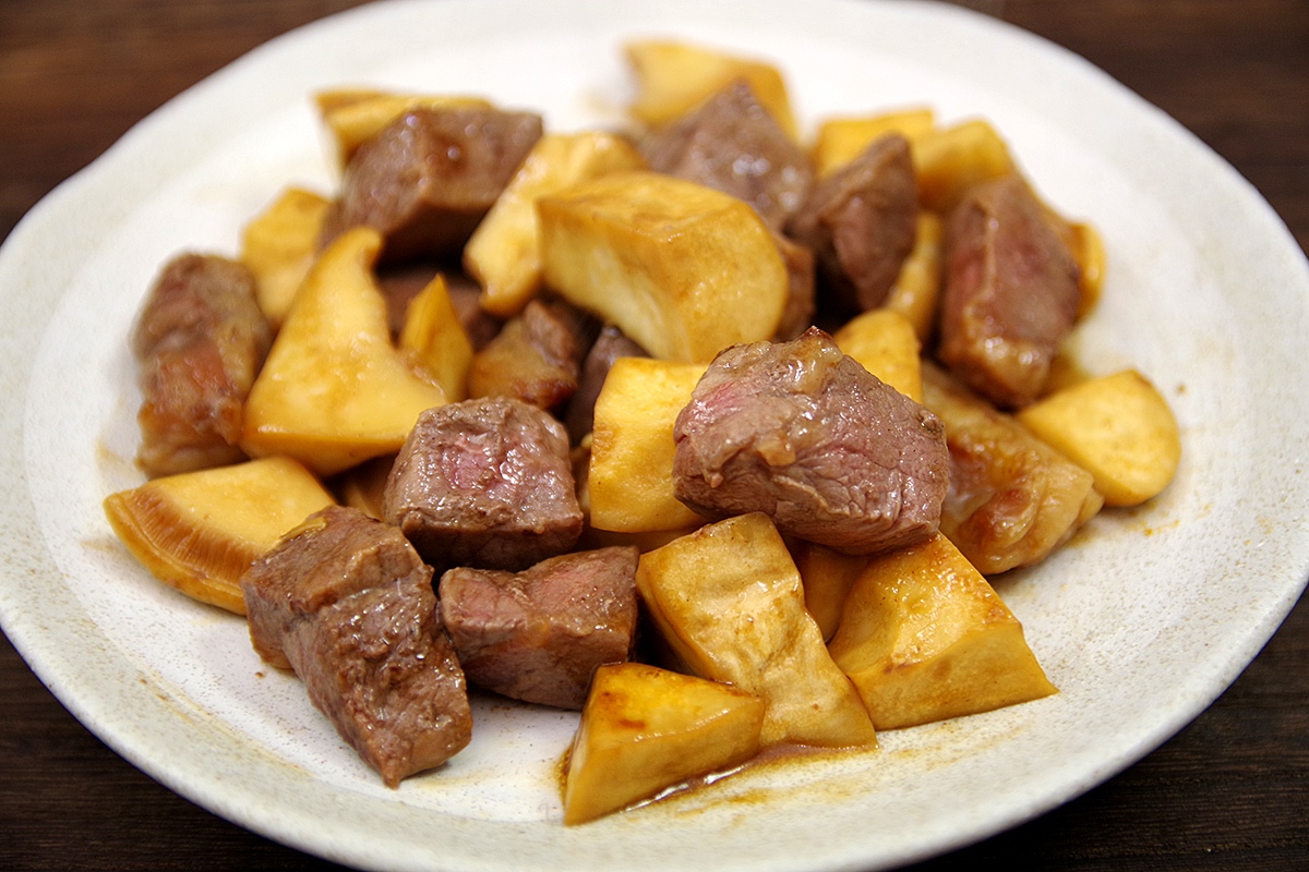 まずサイコロステーキを焼き、その脂を吸わせてオイスターソースで味付けして合わせてみました。