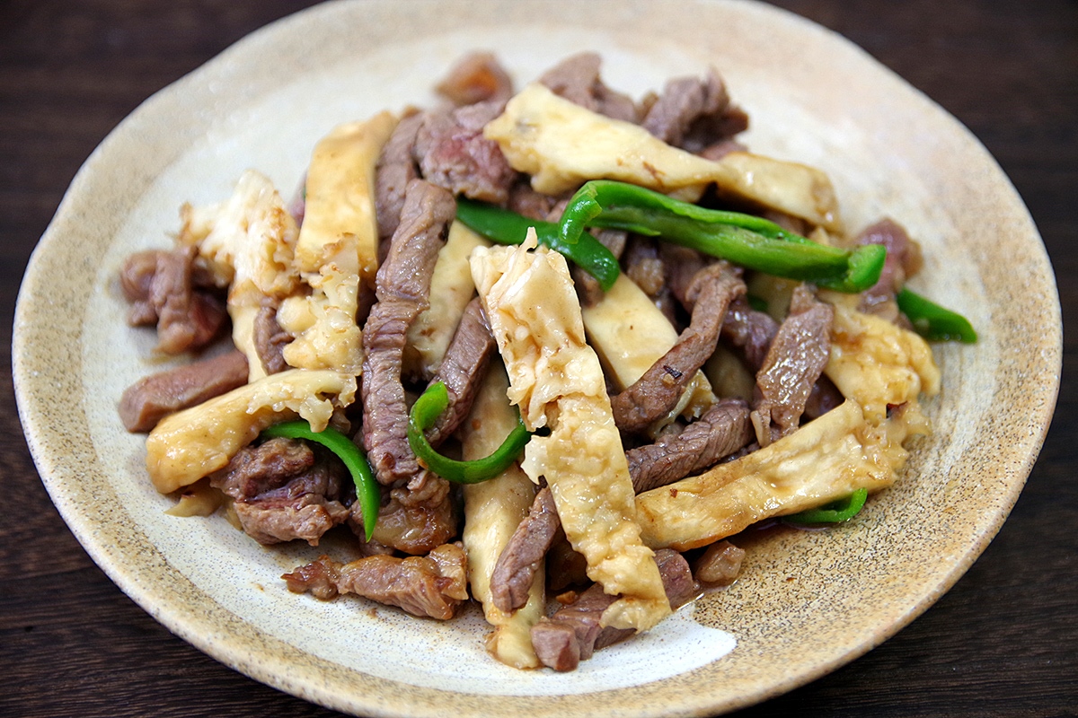 軸に近い塊の部分は、細切りにして牛肉、ピーマンと炒めてみました。これもまたうまいんですよ