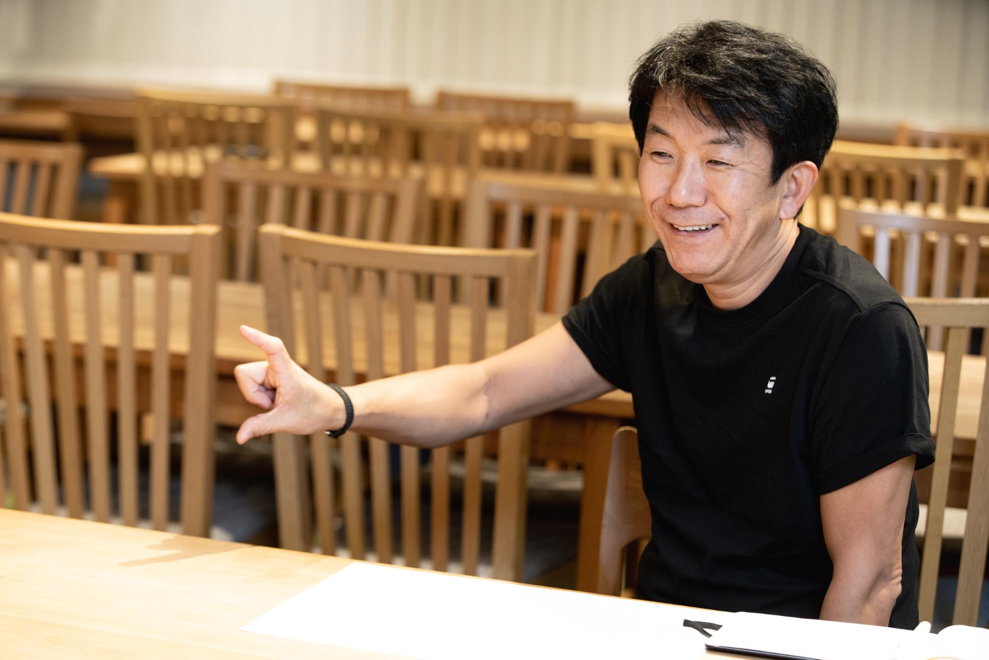 濱口秀司さんインタビューカット正面の笑顔