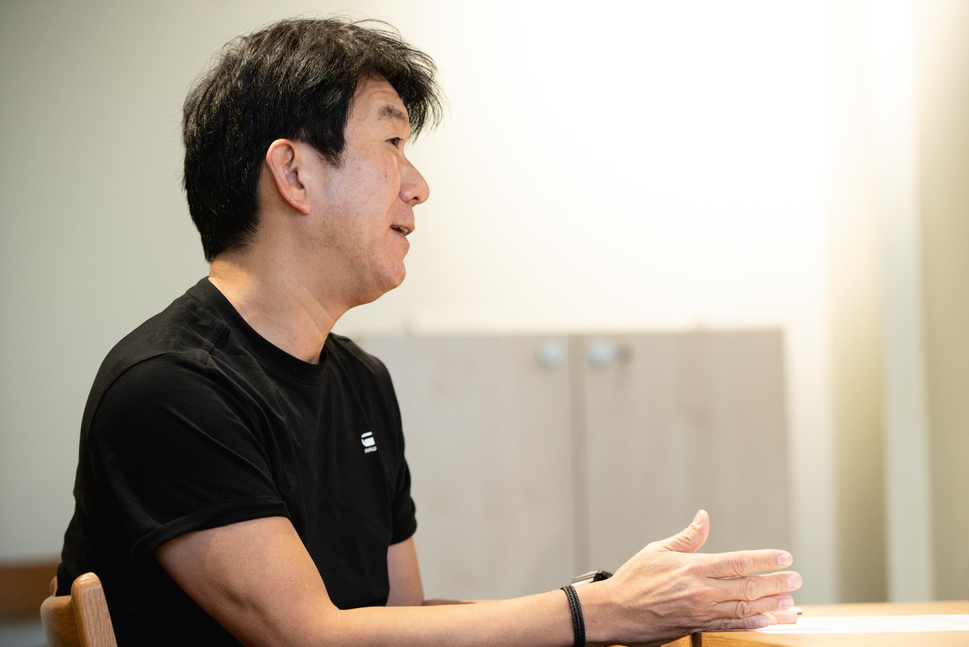 濱口秀司さんインタビューカット横顔