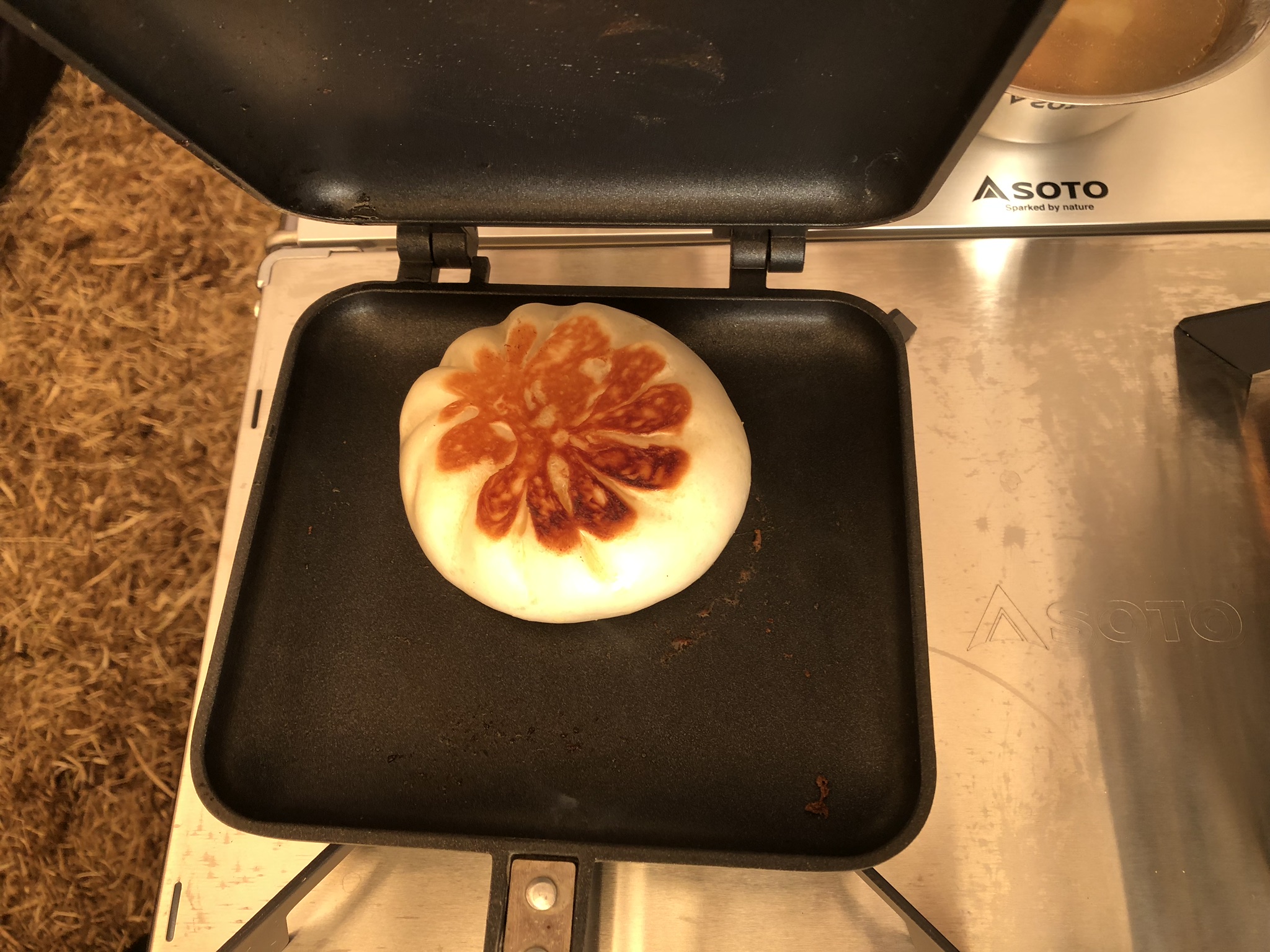 ホットサンドメーカーで肉まんを焼く