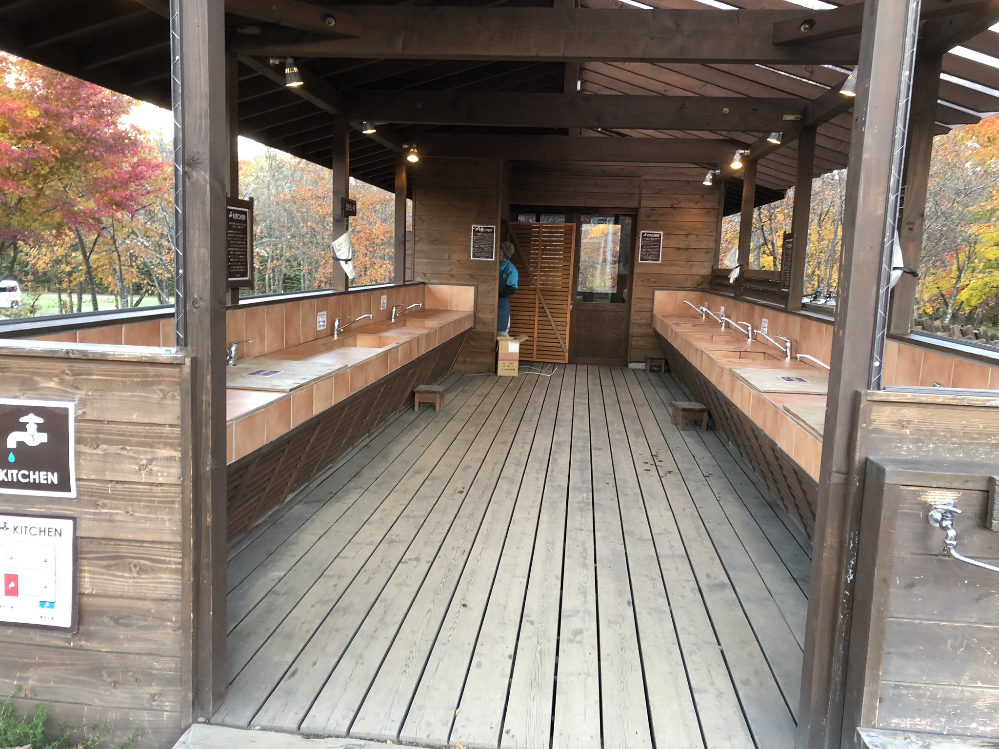 キャンプ場の炊事場