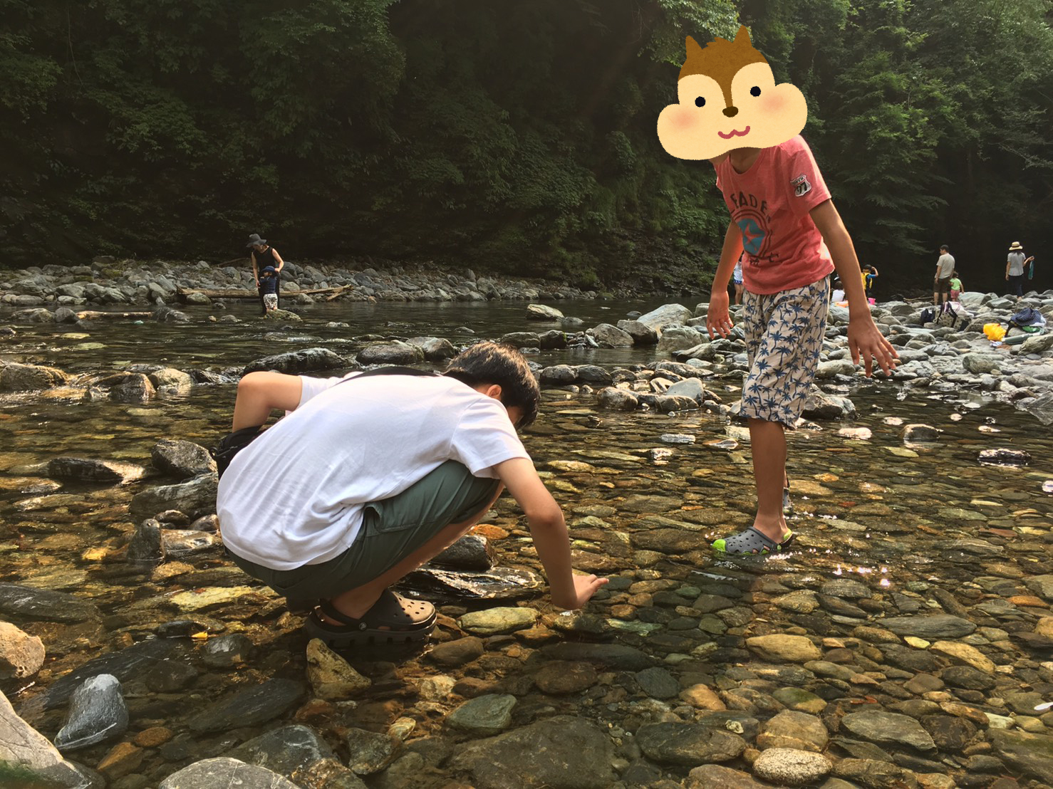 川で遊ぶ長男と次男