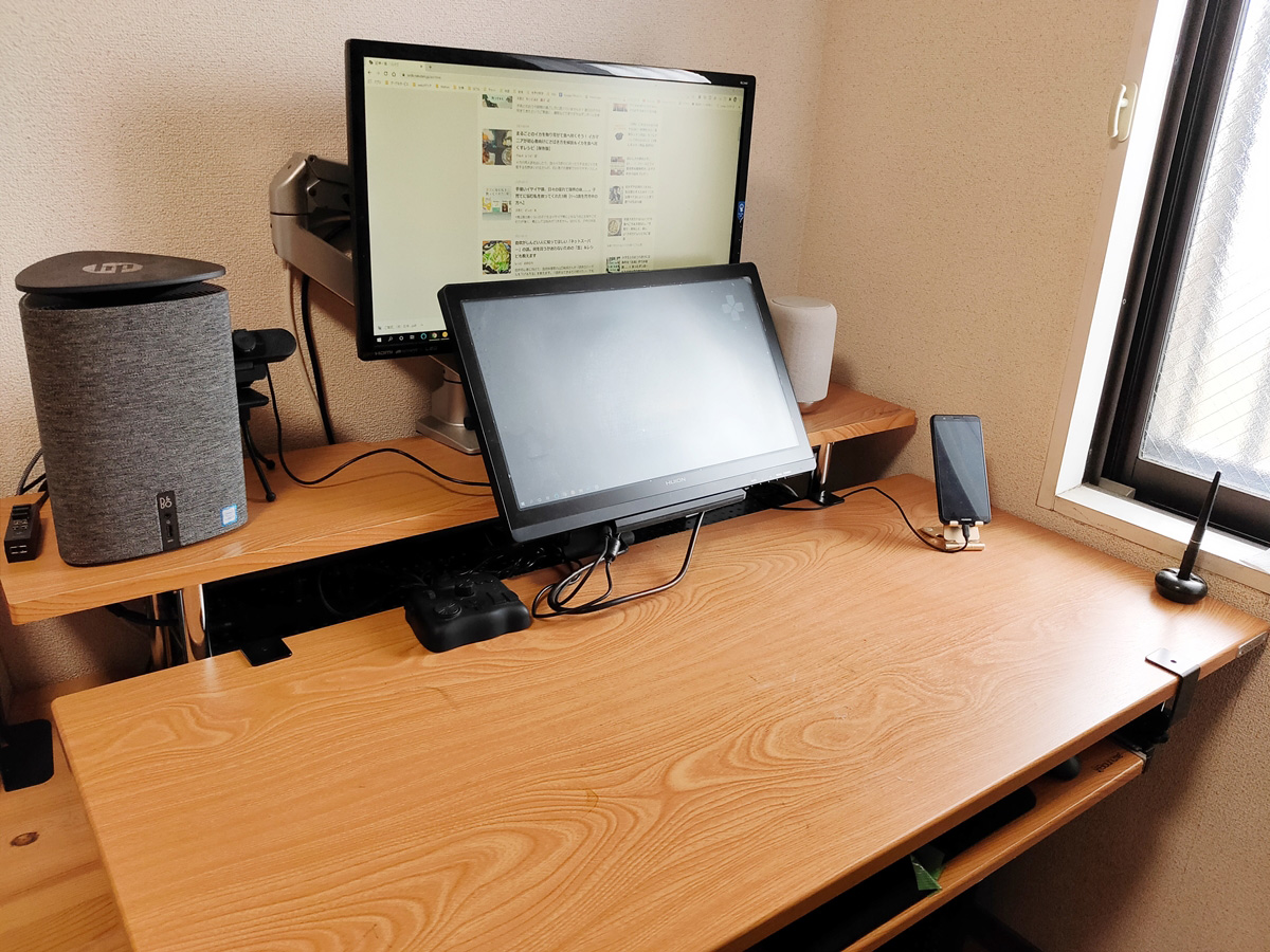 モニターアームがあるとモニターを奥にもどかせる