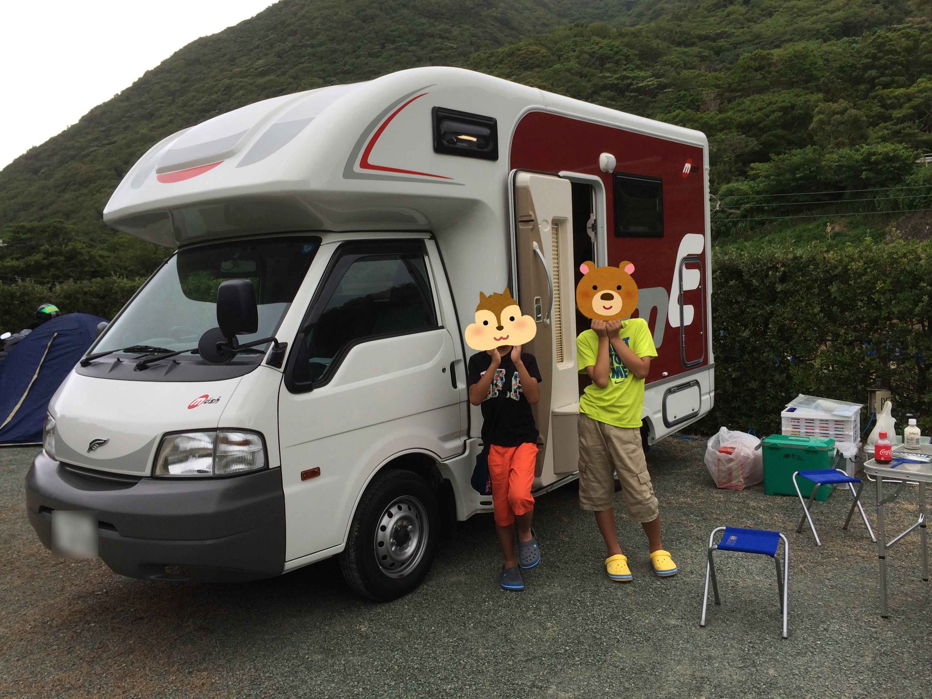 キャンピングカーの前での一枚