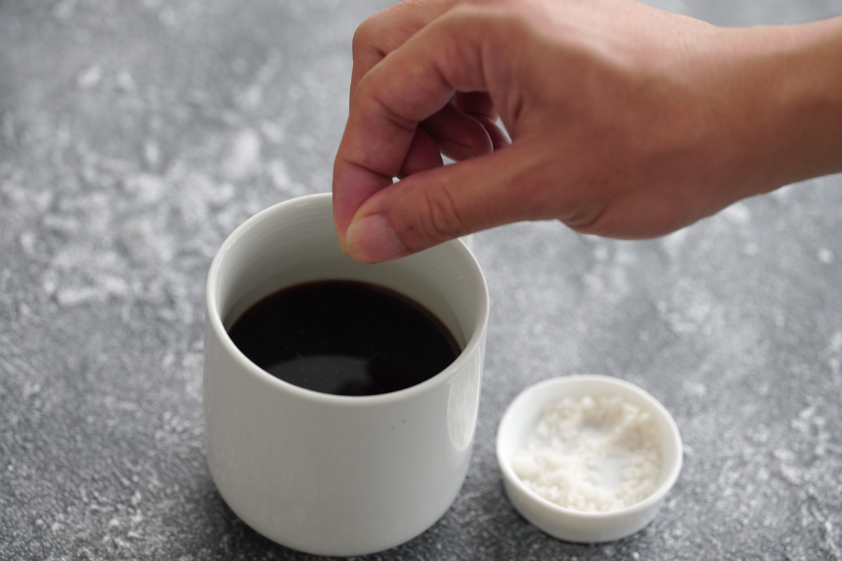 コーヒーに塩を入れると苦味が緩和される