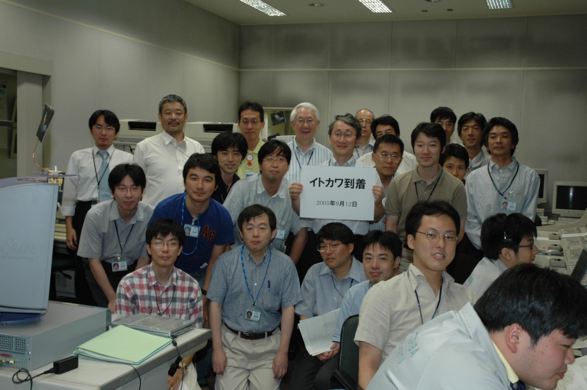 川口淳一郎さんとプロジェクトメンバーとの写真