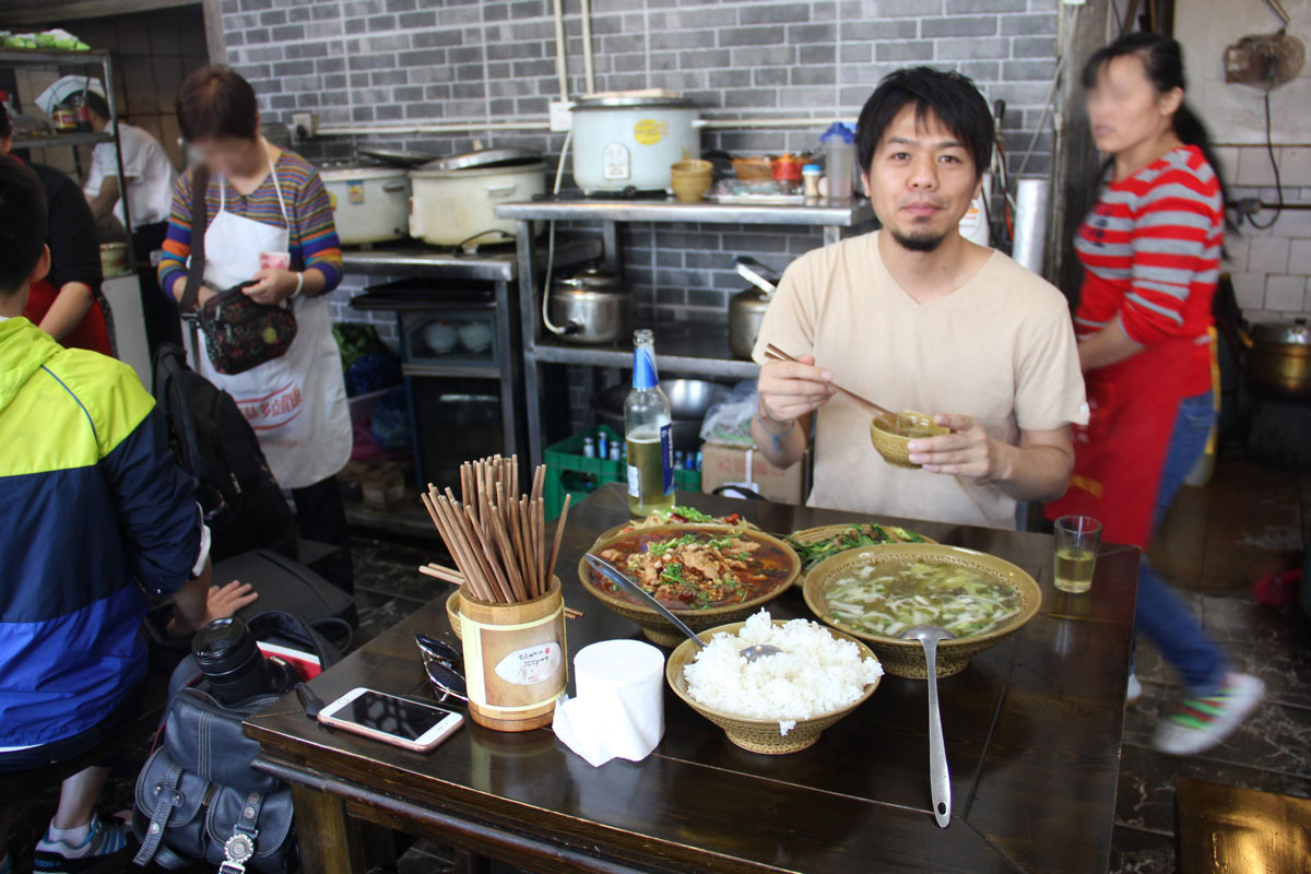 食堂で四川料理を食べる様子