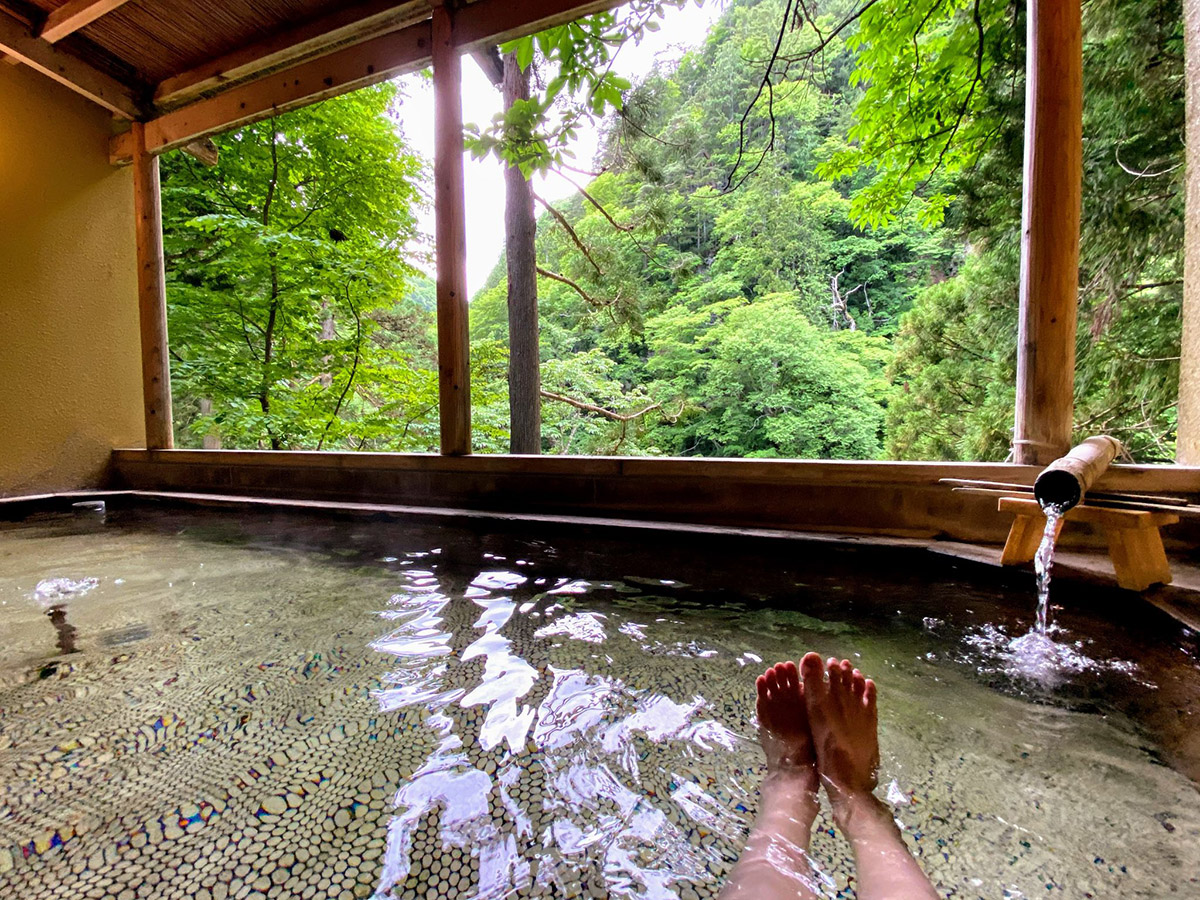 温泉に入り癒やされている様子
