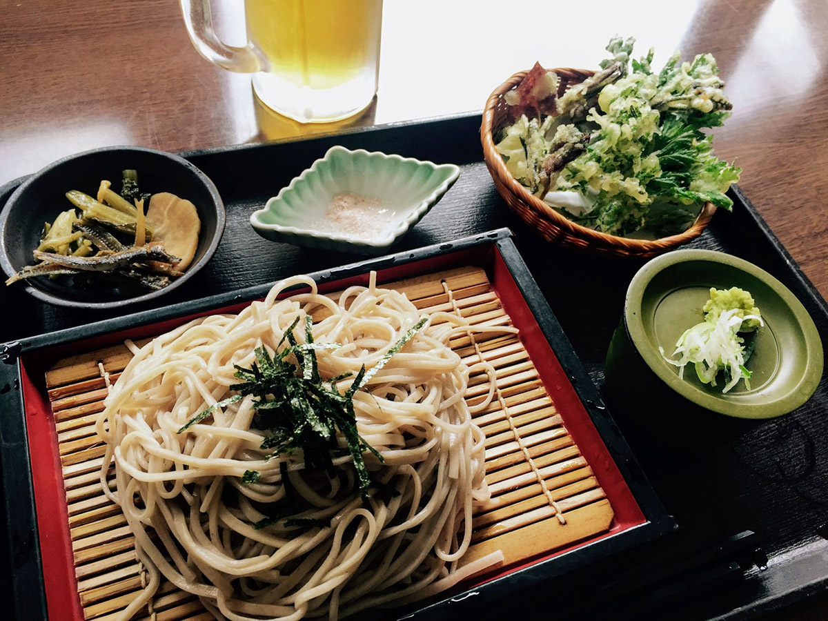 お蕎麦を味わう様子
