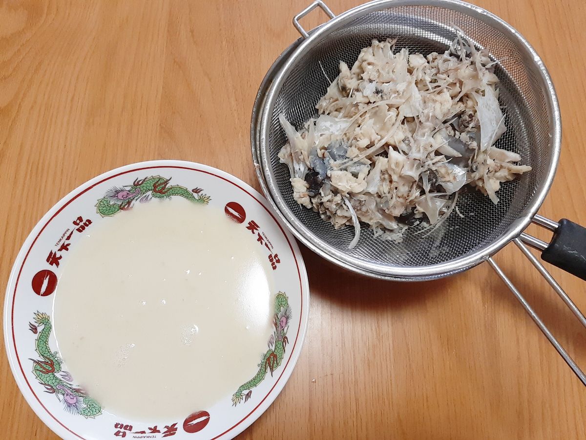 ザルを使ってダシから骨をキレイに取り除く