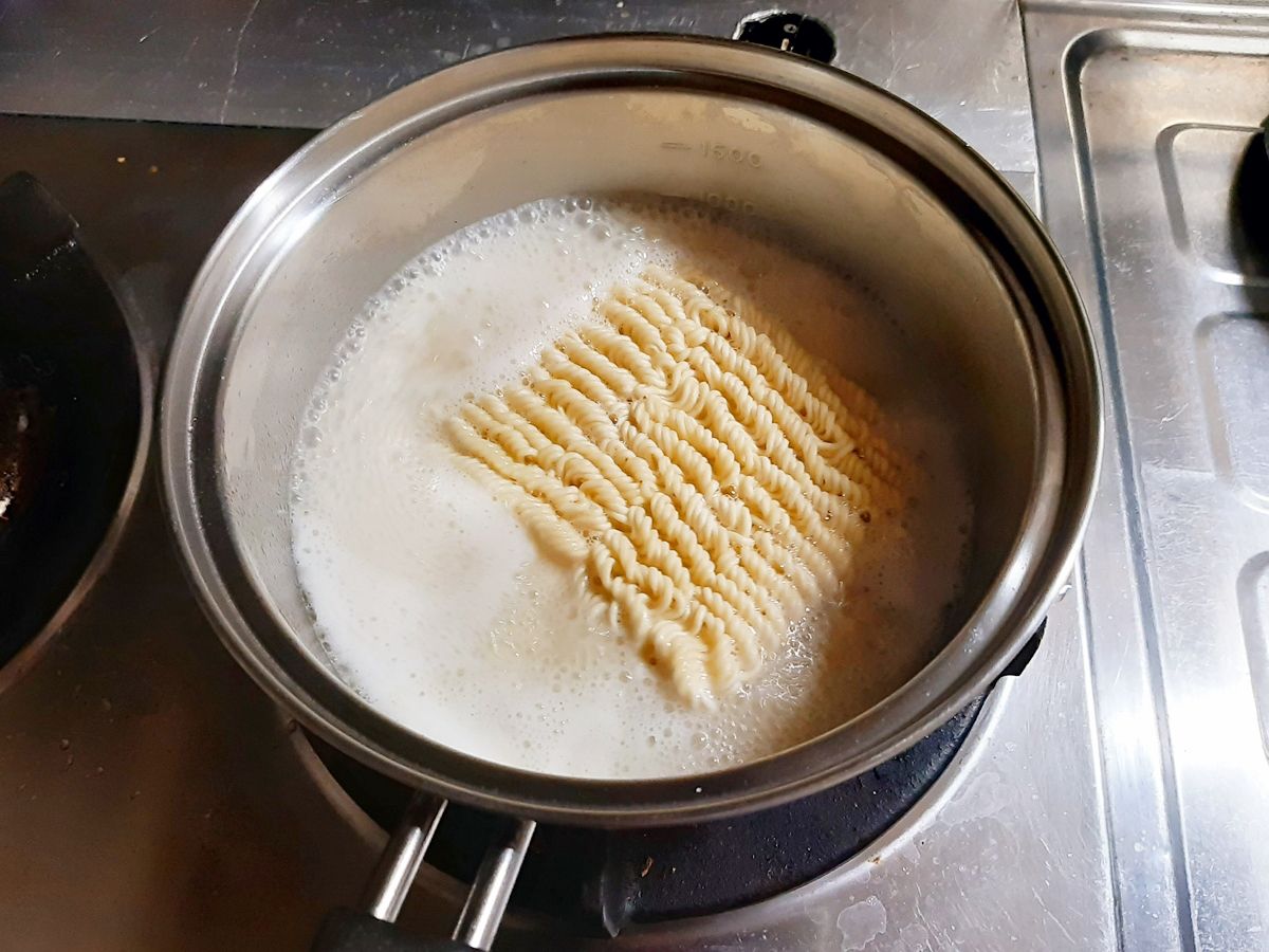 ダシでサッポロ一番を煮る