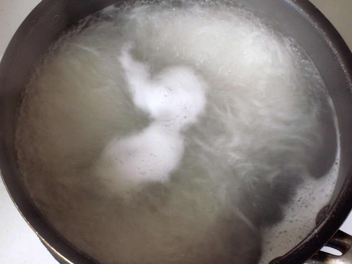 バスマティライスは軽く水洗いして30分ほど浸水しておく。お湯(分量外、1L程度)を沸かす。水を切った米を8~10分を目安に、やや柔らかめに茹でる。ザルに上げて湯を切り、ザルごと空の鍋に戻し蓋をして10分ほど蒸らしておく。