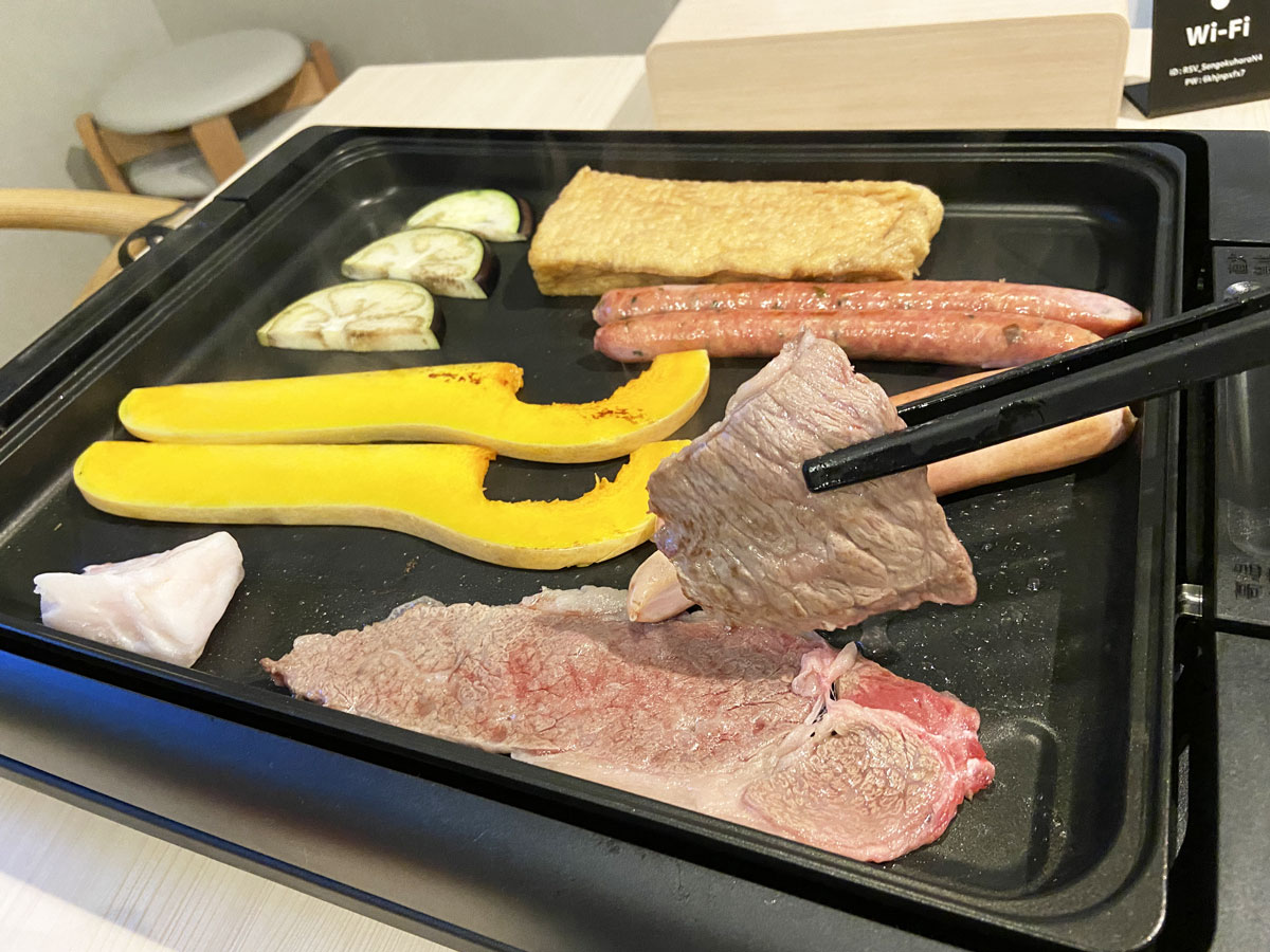 室内のホットプレートで食材を焼いて楽しみました