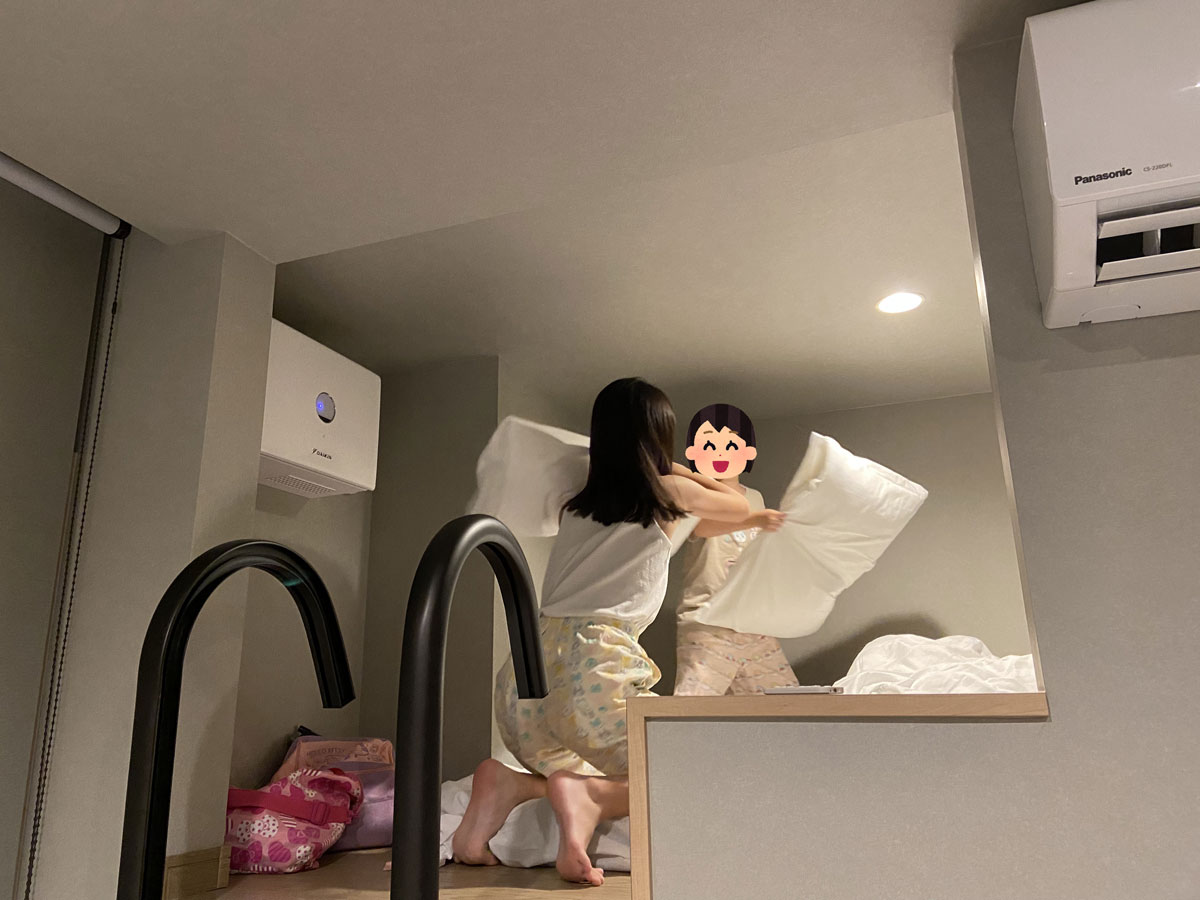 枕投げで楽しんでいる子どもたち