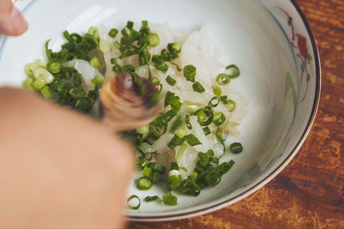 白えびの手巻き 白えびとねぎのみじん切り、白醤油をよく和える。