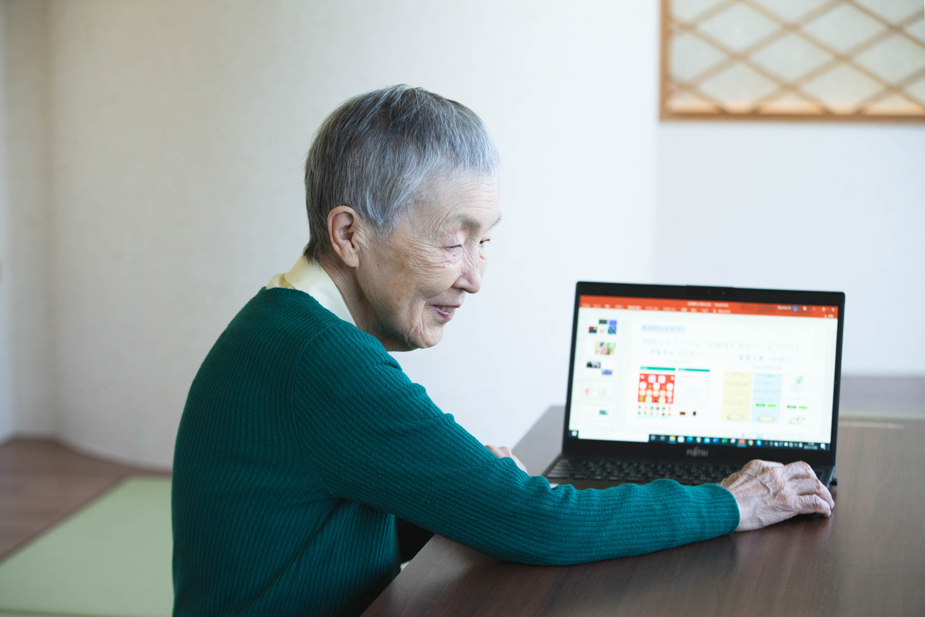 パソコンを操作する若宮正子さん
