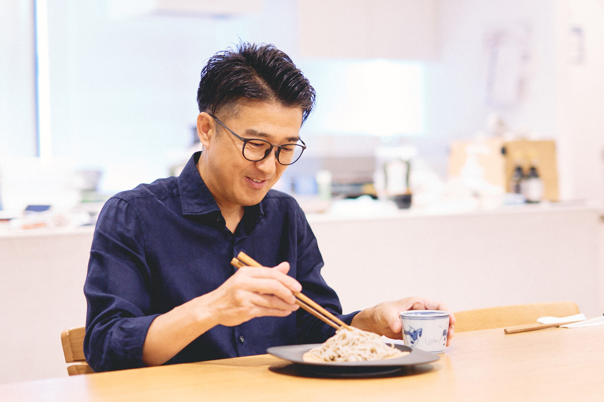 そばを食べる池森さん