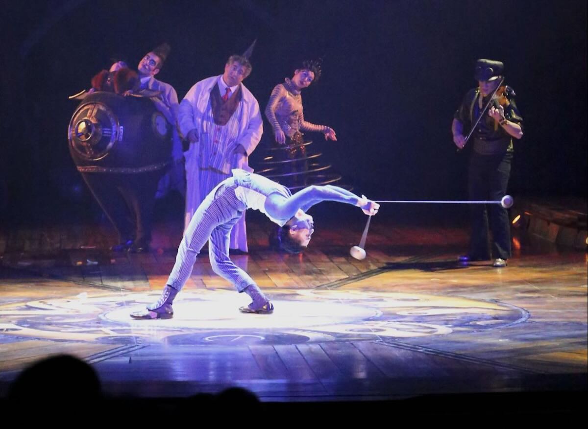 シルク・ドゥ・ソレイユ『KURIOS』の舞台でヨーヨーを操るBLACKさん。