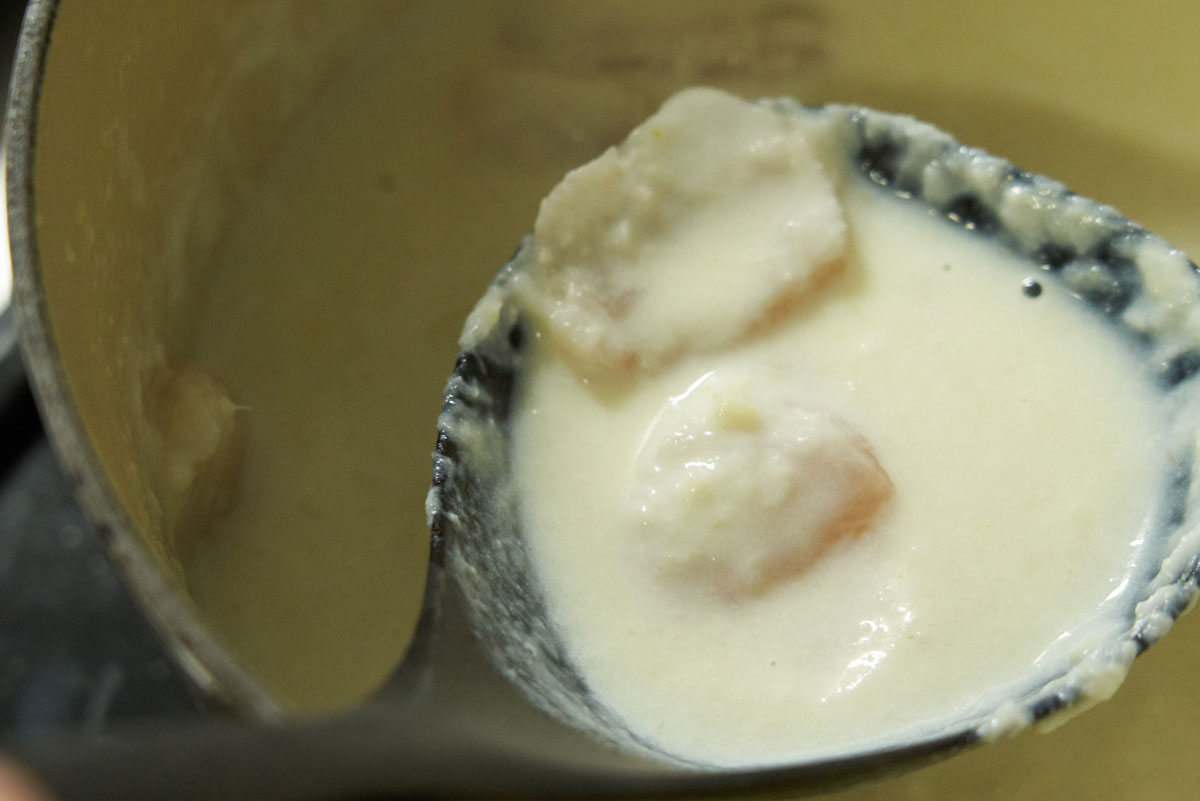 ほたてを削ぎ切りにして、お鍋のスープに入れます。再沸騰させて、味見。