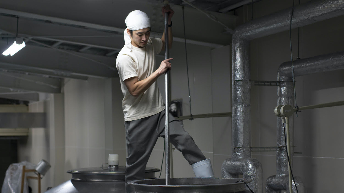 新潟県佐渡島にある天領盃酒造の代表取締役・加登仙一さんに聞く、新しい環境での人間関係の築き方