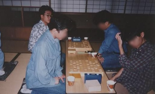 奨励会旅行で開催された大会で将棋を指す若き日の今泉さん。