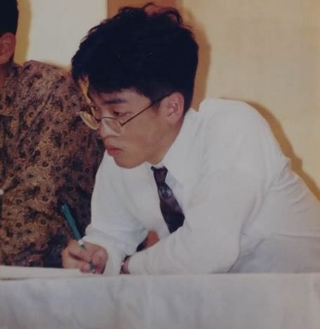 記録係を務める今泉さん。23〜24歳頃の写真