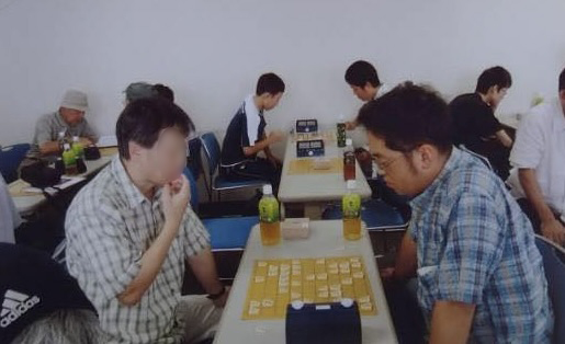 岡山のアマ将棋大会に参加する今泉さん