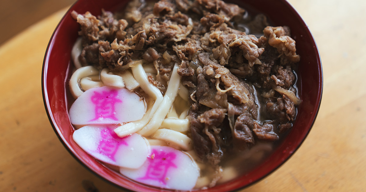 福岡出身ライター・地主恵亮が北九州民のソウルフード「資さんうどん」の魅力を紹介