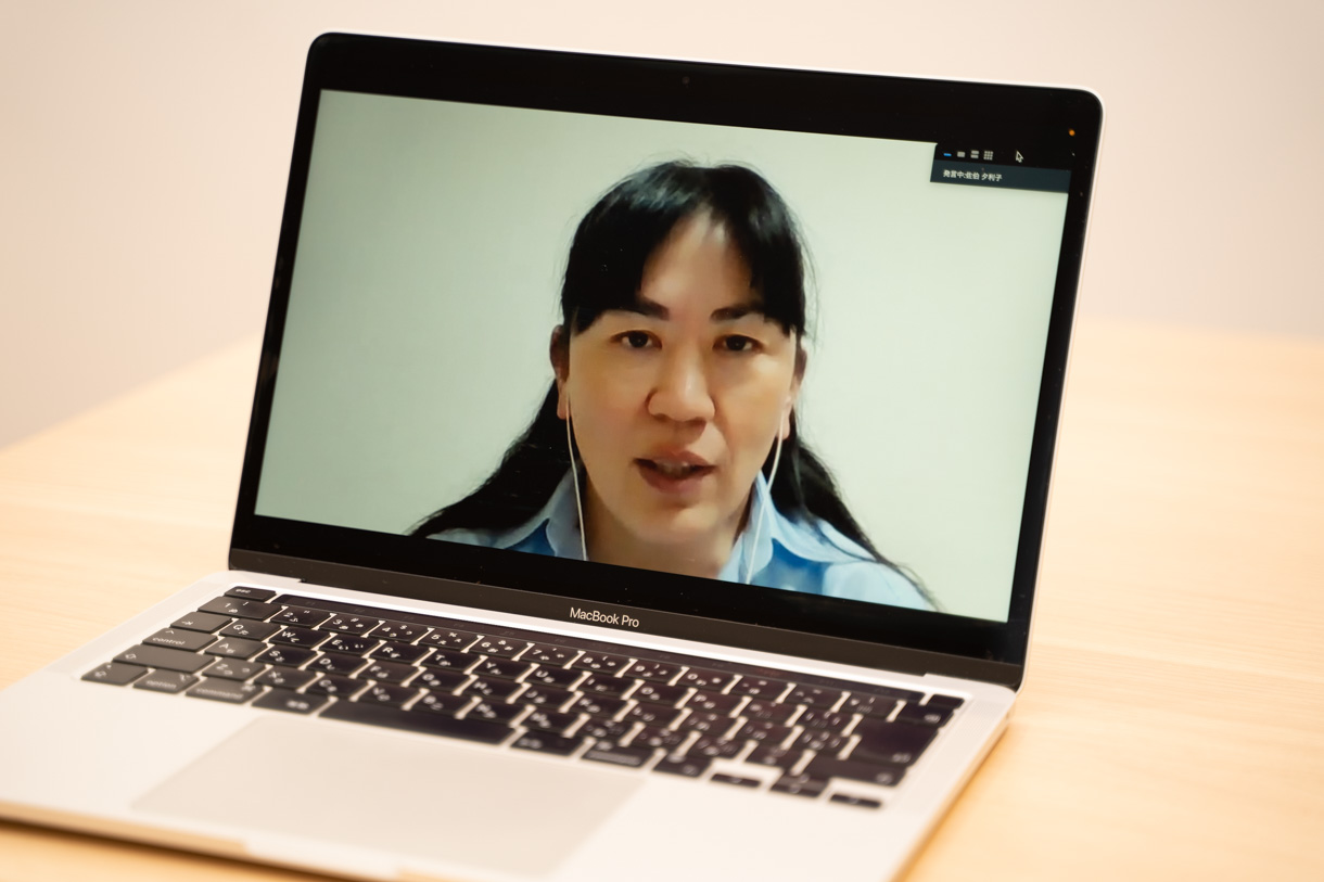 佐伯夕利子さんが真剣な表情で話す様子